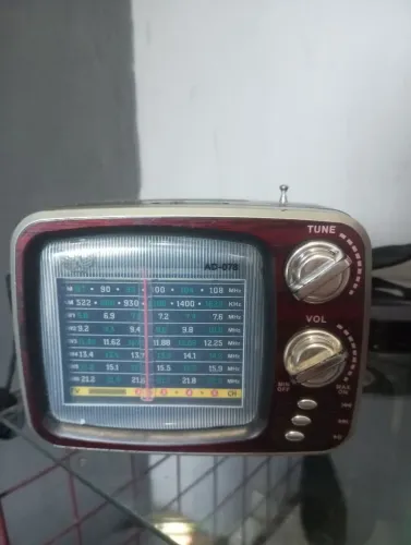 *Rádio Retrô Modelo TV Antiga AD-078 - A Mini TV que Toca Rádio!*