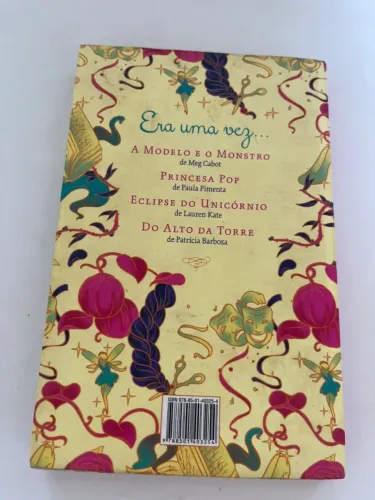 Livro "O livro das princesas" infantil em bom estado