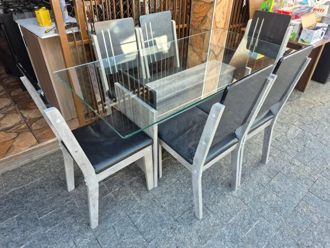Mesa com 6 cadeiras