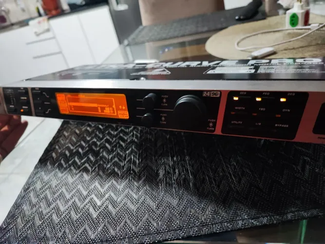 Equalizador Behringer 31 bandas stereo  Deh-2496 digital