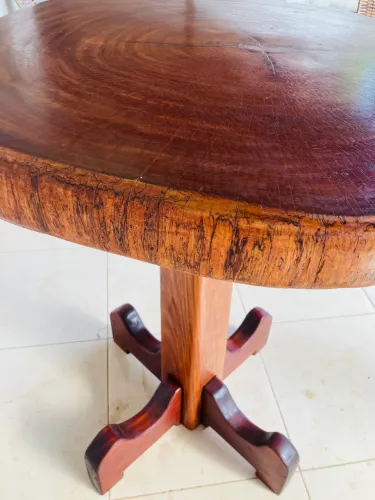 Mesa bistrô redonda de madeira rústica