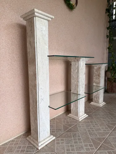 Aparador em granito e vidro