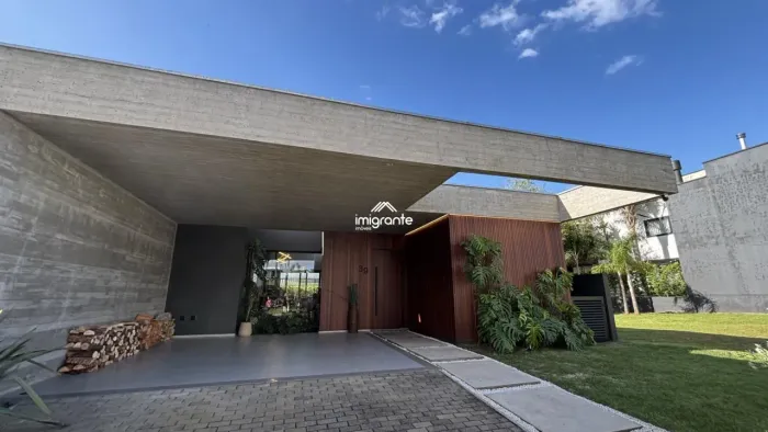 BELÍSSIMA CASA CONTEMPORÂNEA EM CONDOMÍNIO FECHADO