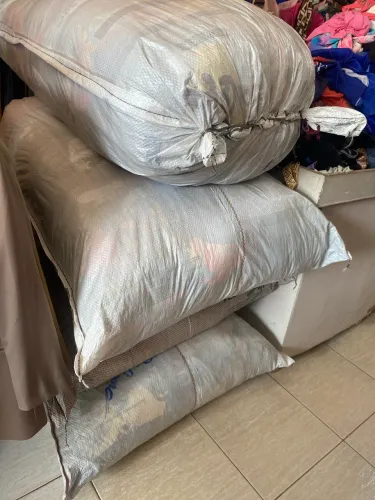 Fardos de roupas para bazar
