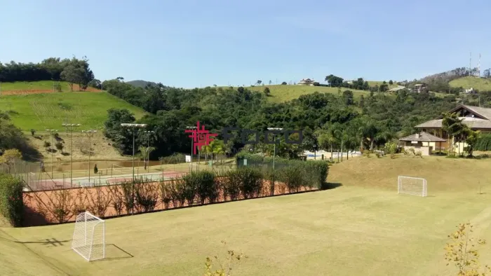 Arquitetura moderna, localizada no Recanto Santa Bárbara, Jambeiro - SP.