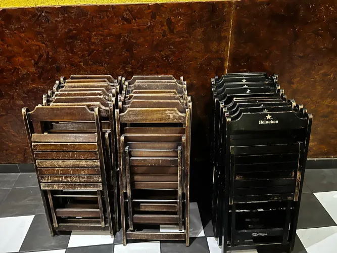 Cadeira de madeira dobráveis estilo Bar 15 reais qualquer um!!! Aproveite