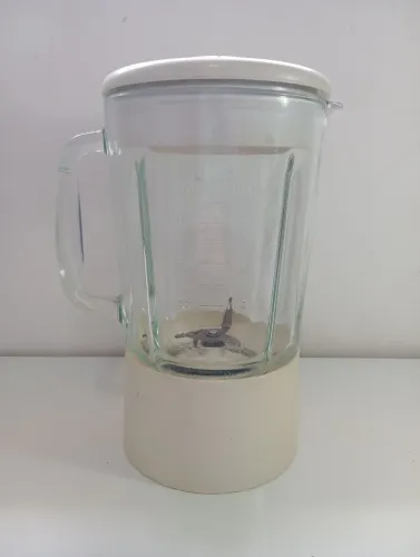 copo de liquidificador de vidro com base branca