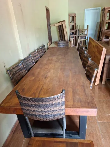 Mesa com base de ferro