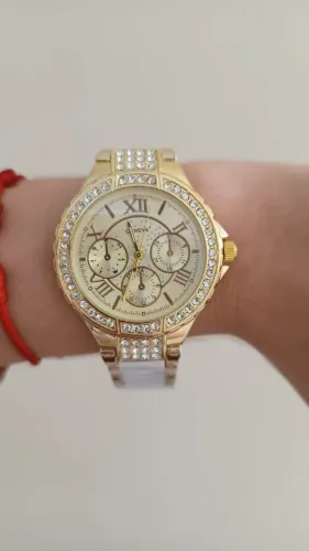 Relógio dourado e branco, cravejado de pedrinhas, nunca usado!