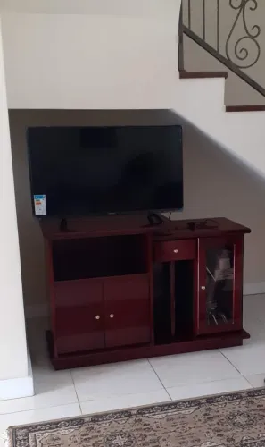Rack para TV em Madeira Cor Vinho com Porta de Vidro - Impecável