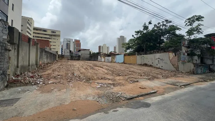 Terreno comercial no Bairro Aldeota com 989,80m² na Rua Tibúrcio Cavalcante.
