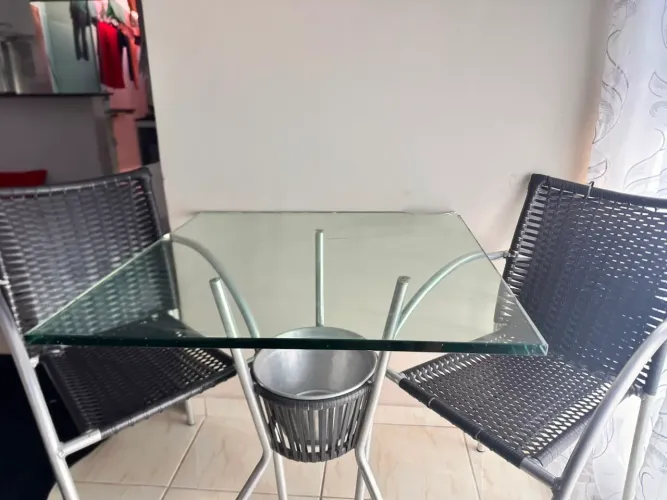 Mesa de vidro com balde de gelo para colocar bebidas