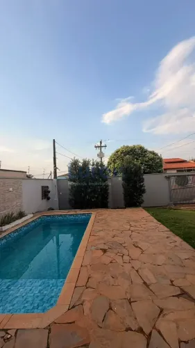 Casa térrea com piscina para locação ou venda no Jardim Santa Helena, Valinhos