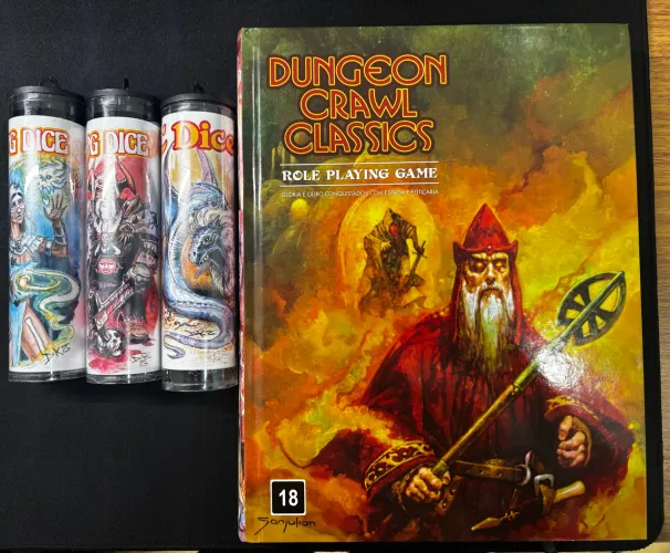 Dungeon Crawl Classics - DCC RPG + 3 kits de dados estranhos (oficiais importados)