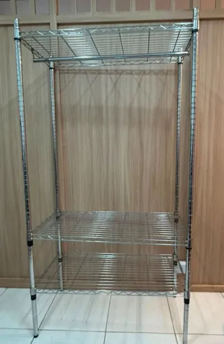 Estante Muito Uso aço inox, 03 prateleiras reguláveis.