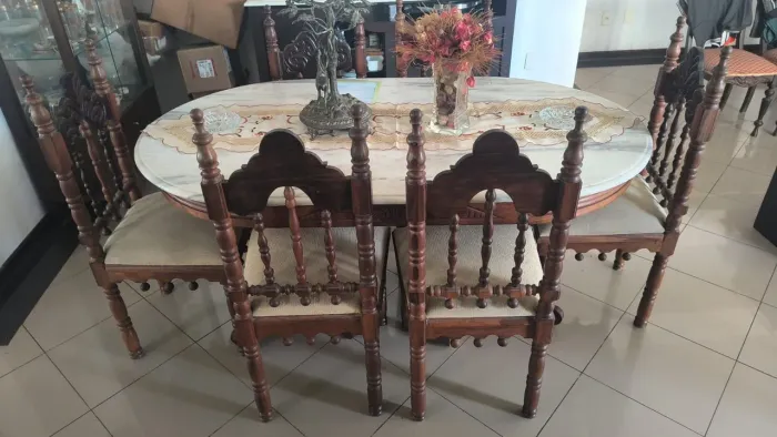 Mesa antiga de seis cadeiras