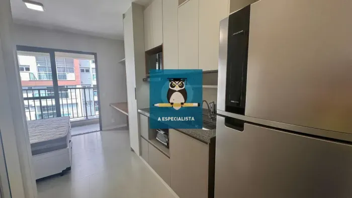 Studio mobiliado, 24m2, ar cond., varanda, ducha a gás, sem vaga, 1ª locação.