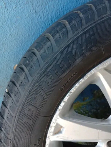 Jogo pneus com aro New Fiesta aro 15 pneus 195/60 crystone excelentes