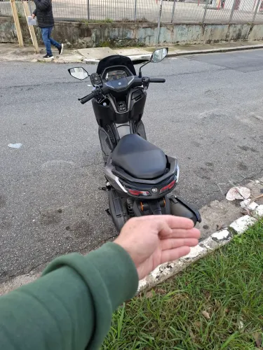 Nmax 2025 baixa km,revisões feita na yamaha cm manual e chave reserva,moto bem conservada 
