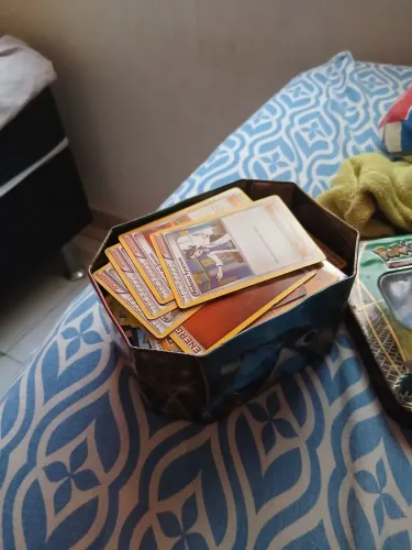 Pokemon TCG - Lata Cheia Sortida - +100 cartas