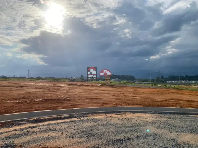 Terreno Padrão em Condomínio em Pindamonhangaba