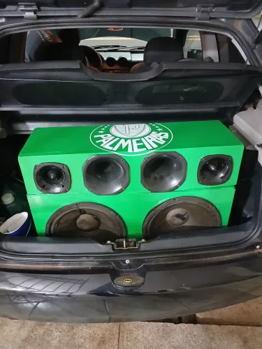 Som adesivado ( pra sair logo , adesivo sai)