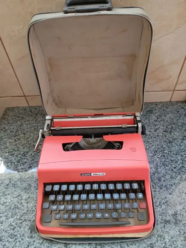 Vendo máquina de escrever olivetti lettera 32 coral rosa pink, em perfeitas condições.