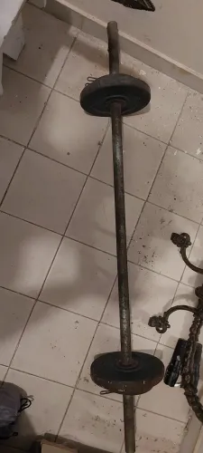 Barra maciça de 1,20 + 4 anilhas+ 2 grampos de fixação +1 halter 5 kg 
