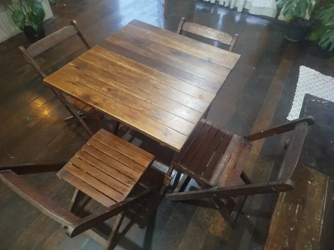 Mesa com 4 cadeiras