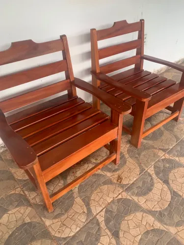 jogo de área de madeira maciça maracatiara 4 Cadeiras e uma mesa de centro