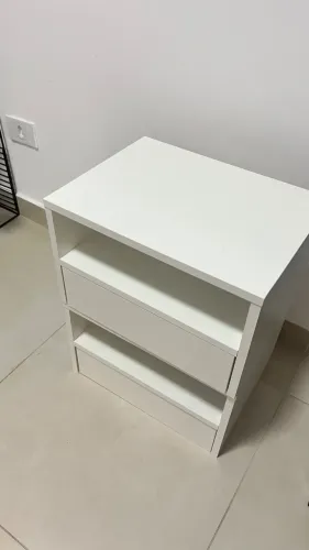 Mesa de cabeceira suspensa