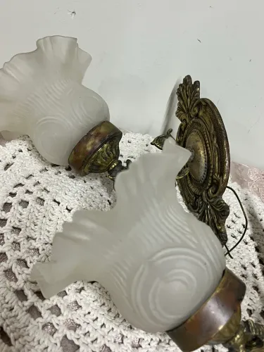 Par de arandelas em bronze com cúpulas em vidro fosco modelo caracol