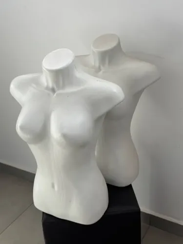 Busto expositor, 4 peças, R$20,00 cada