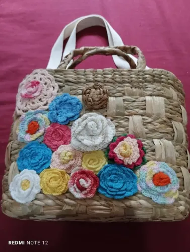 Bolsa de praia com flores de crochê
