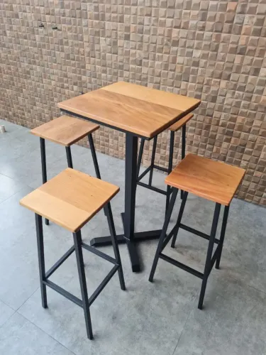 Mesa Bistro com 4 banquetas altas