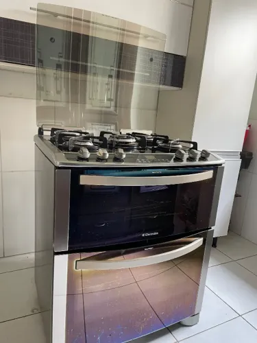 Fogão Eletolux, automático, digital, forno elétrico e a gás 5 chama! 1 ano de uso.