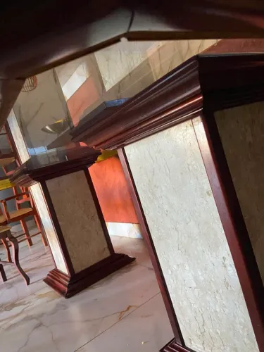 Mesa de 8 cadeiras pés de granito ,alguns detalhes de uso .