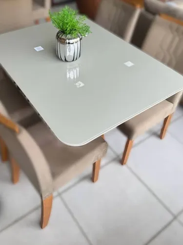 Vende-se mesa com 4 cadeiras