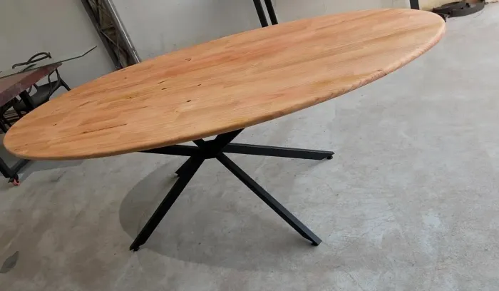 Mesa de pino com marcas de uso