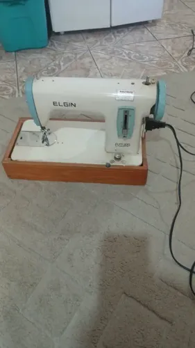 Máquina de costura Elgin