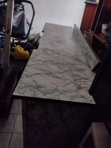Vendo Balcão de madeira maciça com revestimento em Fórmica
