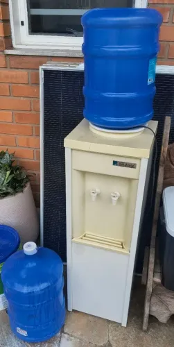 Bebedouro Refrigerador de Água com Galões