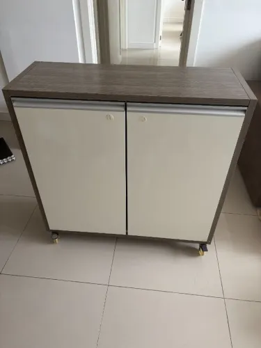 Balcão multiuso 2 portas com rodízios, branco e amadeirado