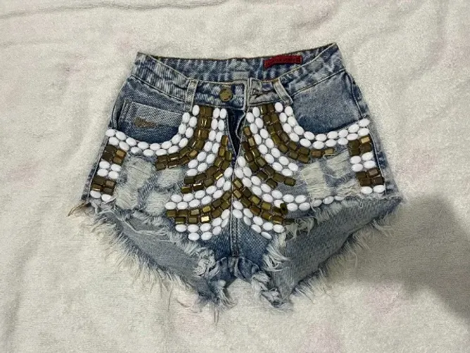 Short Jeans com Pedraria