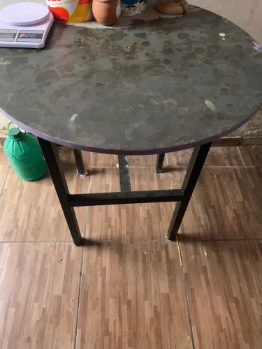 Mesa com estrutura de metal e tampo em pedra