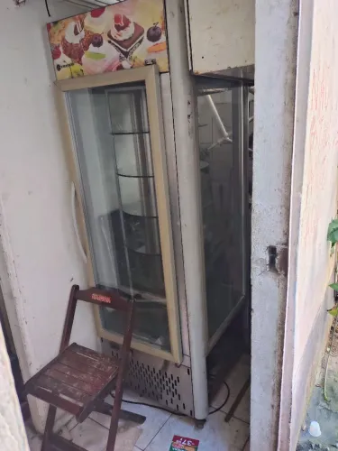 Vendo expositora de bolo giratória semi nova funcionando tudo ok