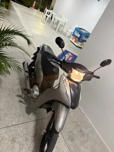 Honda biz 2023, em ótimo estado de conservação, com pequenas marcas de uso.