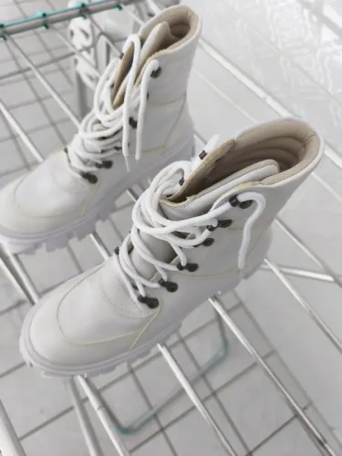 Bota Feminina Tratorada Branca Coturno Medio Almofada Macia Passador de Metal - Tamanho 38