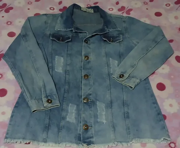 Jaqueta jeans feminina, alongada.