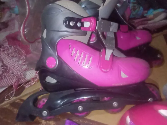 Patins com capacete joelheira mãozeira em pouco tempo de uso